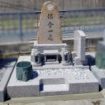 岡山県産万成石（まんなりいし）で自然石のお墓の建立をさせていただきました。姫路市内のお寺様墓地にて