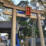 姫路市飾磨区英賀宮町の英賀神社様にて、鳥居の解体工事をさせていただきました。300年地域を見守ってきた、北木石の鳥居