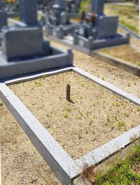 香川県産庵治石細目のシンプルな洋型墓を建立。最高級の庵治石が際立つ