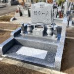 バラの立体彫刻を施した、愛媛県産大島石特級のデザイン墓石。赤穂郡上郡町営上郡霊苑